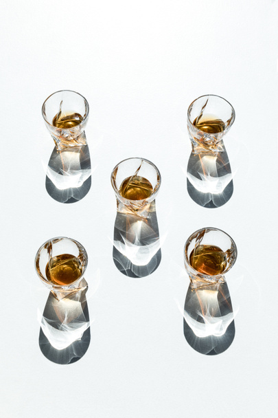 whiskey en vasos con sombras
  - Foto, Imagen