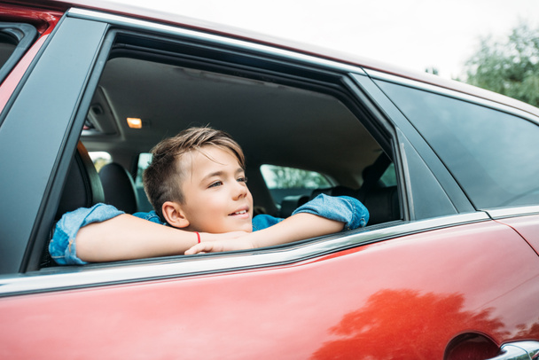 boy looking out of car window - Φωτογραφία, εικόνα