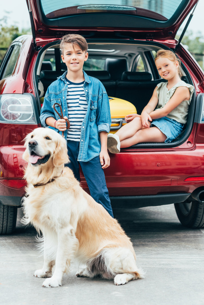 enfants avec chien dans le coffre de la voiture
 - Photo, image