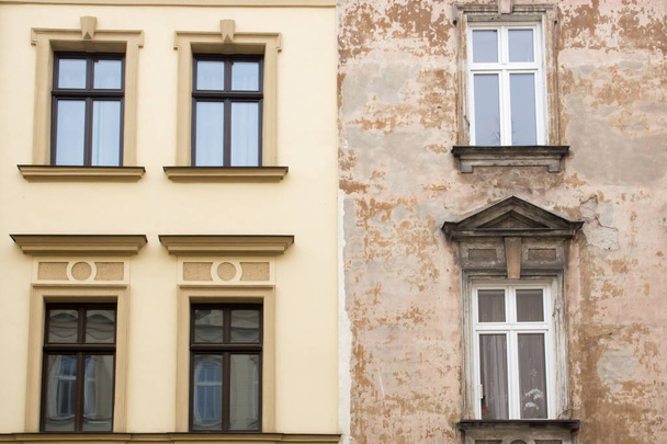 The facades of two houses new and old - Foto, Bild