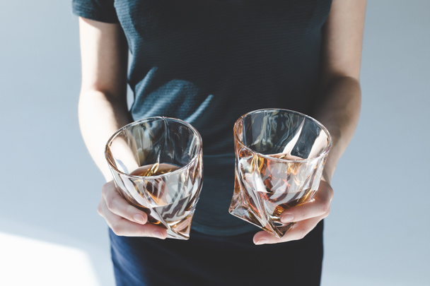 persona sosteniendo vasos con brandy
  - Foto, Imagen