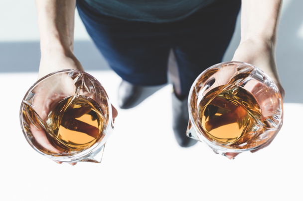 personne tenant des verres de whisky
  - Photo, image