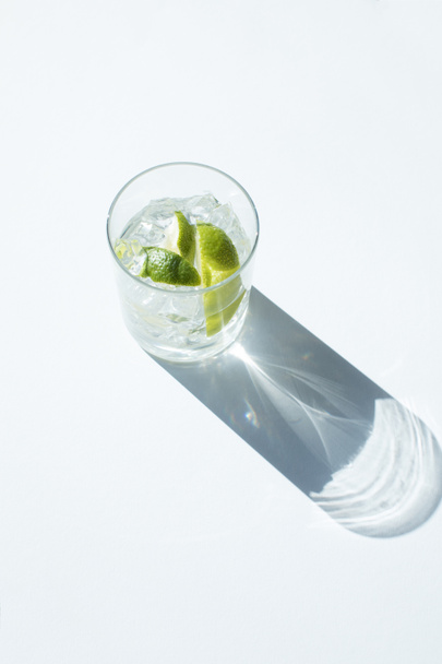 Gin Tonic in glass - Foto, afbeelding