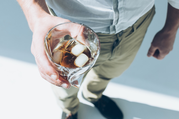 adam holding viski buz ile - Fotoğraf, Görsel