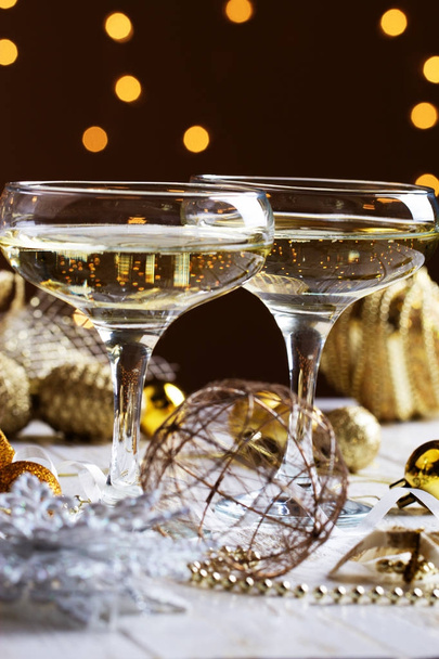 Deux verres de champagne avec fond d'arbre de Noël.
 - Photo, image