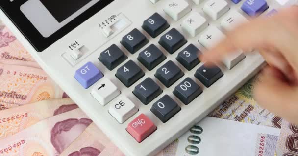 4 k μπατ χρήματα & επιχείρηση άνθρωπος τον υπολογισμό σε αριθμομηχανή, γυναίκα μετράει κέρδη. - Πλάνα, βίντεο