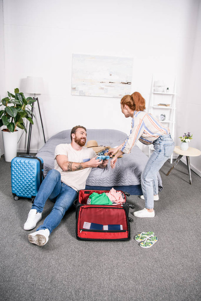 couple packing clothes for trip - Φωτογραφία, εικόνα