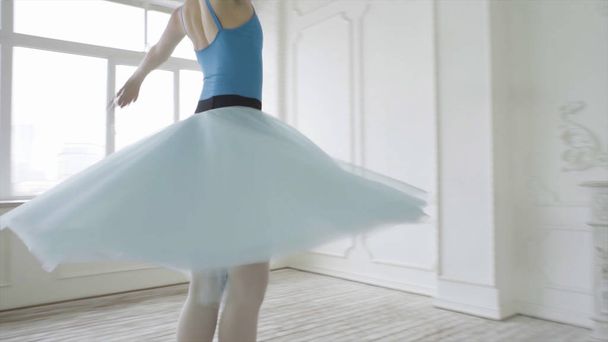 Gyönyörű lány táncos végez klasszikus balett elemei a Loft design. Női balerina táncos. Szoros fel, A balett táncosok lábak mint ő gyakorlatok pont gyakorlatok, lassú mozgás - Fotó, kép