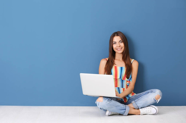 Young woman with laptop - Zdjęcie, obraz
