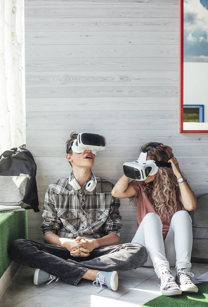 Virtuális valóság szemüveg segítségével a diákok - Fotó, kép