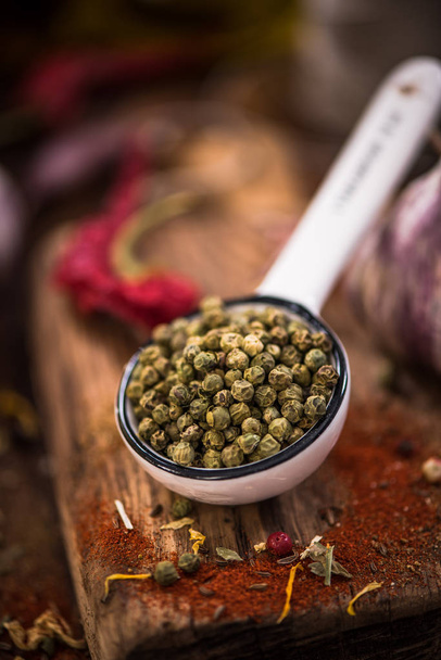 Pimienta verde semillas enteras en cuchara
 - Foto, imagen