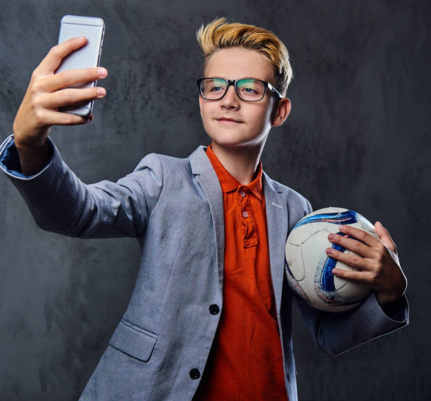 Futbol topu ve selfie yapma çocuk tutar - Fotoğraf, Görsel