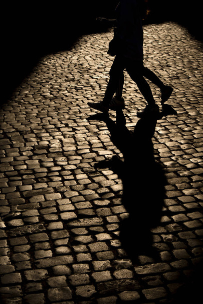Sombras proyectadas en la calle
 - Foto, imagen