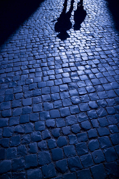 Тени проецируются на улицу
 - Фото, изображение