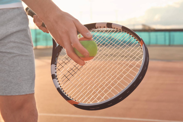 Young man playing tennis on court - Valokuva, kuva