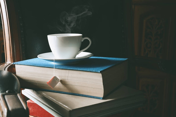 A könyv és a tea az asztalon, a tanulmány  - Fotó, kép