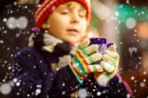 Küçük çocuk çocuk Noel piyasada sıcak çikolata içme - Fotoğraf, Görsel
