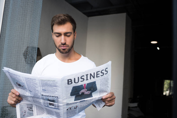 hombre leyendo periódico - Foto, Imagen