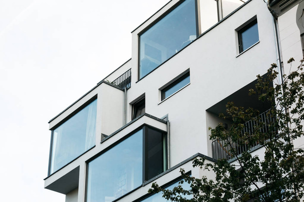 детальный вид футуристического фасада дорогостоящей квартиры
 - Фото, изображение