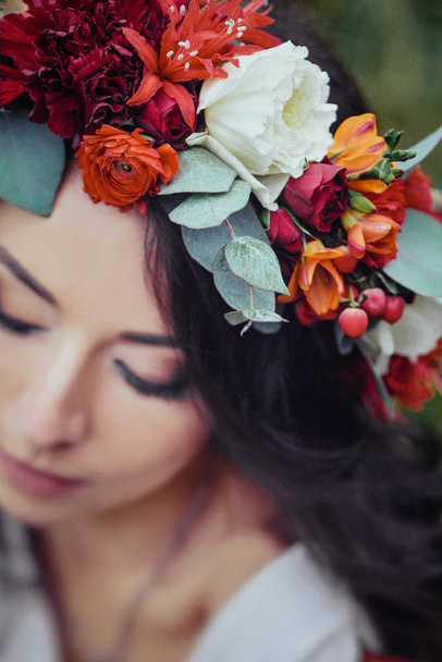 wreath of claret flowers on the head of a girl - Foto, Imagem