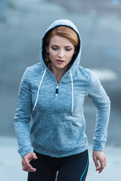 sportswoman running in city - Zdjęcie, obraz