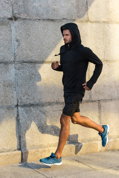sportsman running at wall - Φωτογραφία, εικόνα