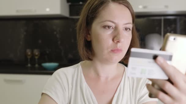 Meisje voert credit cardnummer op een smartphone - Video