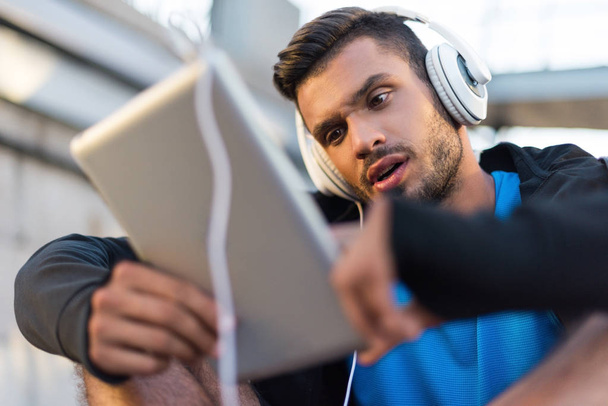 man with tablet and headphones - Photo, Image