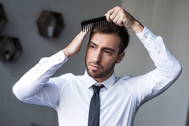 businessman combing hair - Zdjęcie, obraz