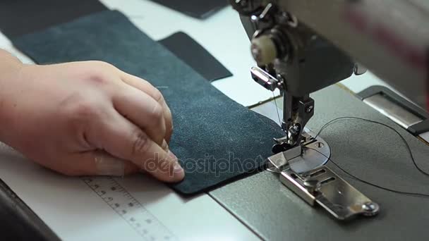 costurera cose el cuero en la máquina de coser, trabaja en el taller de costura, de cerca
 - Metraje, vídeo