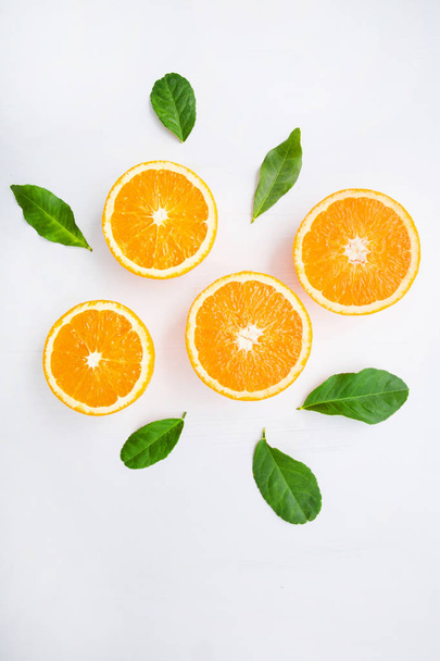 Narancssárga citrusfélék fehér háttér. Szemközti nézet - Fotó, kép