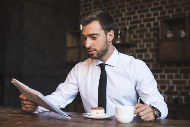 businessman at cafe reading newspaper - Foto, immagini