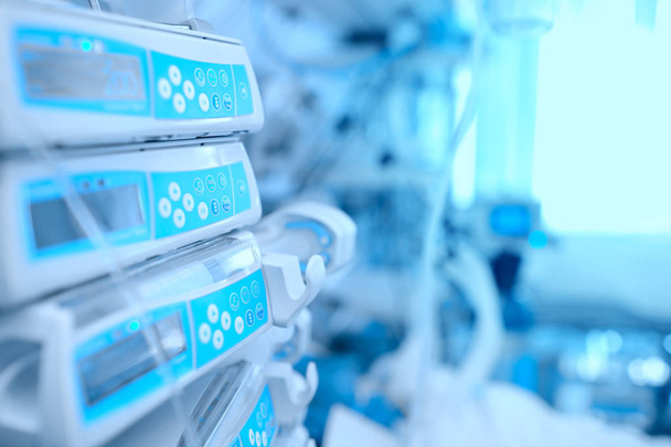 Medizinische Geräte am Krankenbett im Krankenhaus - Foto, Bild
