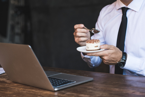 businessman with laptop and cake - Φωτογραφία, εικόνα
