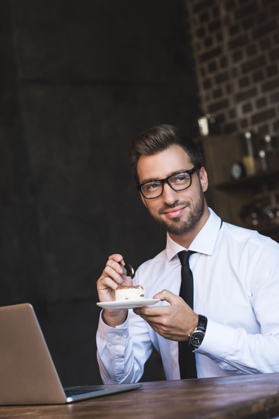 hombre de negocios comiendo pastel en la cafetería
 - Foto, Imagen