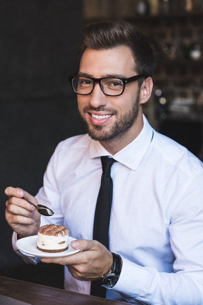 homme d'affaires manger gâteau au café
 - Photo, image