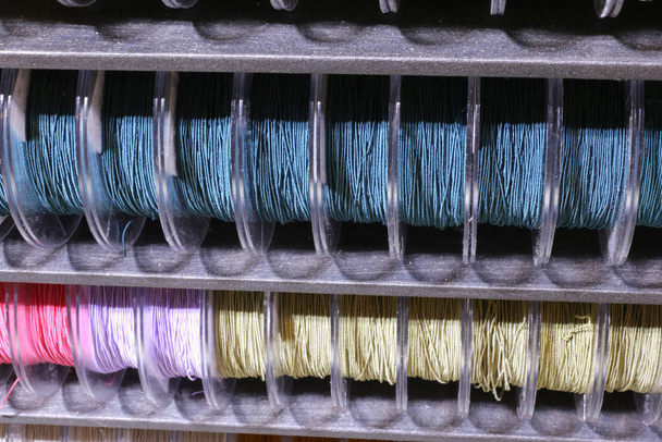 rolos de cordão de muitas cores à venda no hobby e sho alfaiate
 - Foto, Imagem