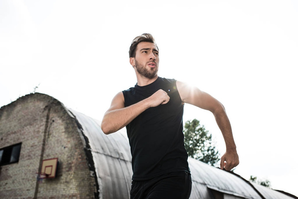 atlético hombre corriendo fuera
 - Foto, imagen