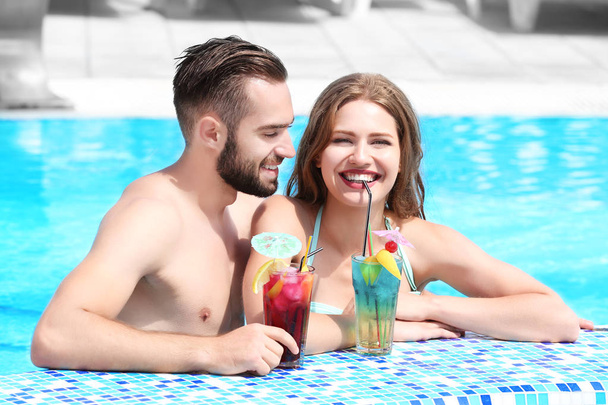 Happy couple drinking cocktails  - Fotografie, Obrázek