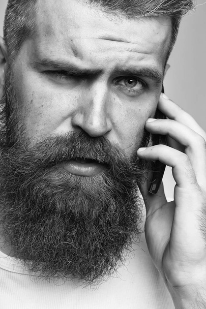 Bearded man with mobile phone - Foto, afbeelding