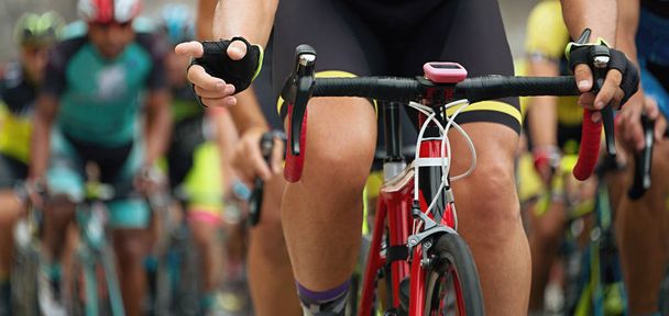 アスファルトの道路に自転車レースの競争 - 写真・画像
