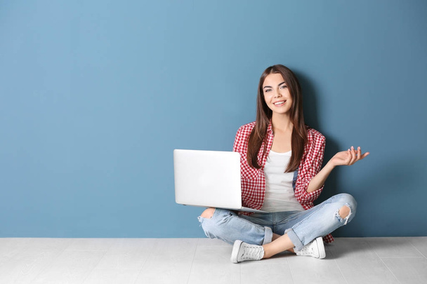 Young woman with laptop - Foto, Bild
