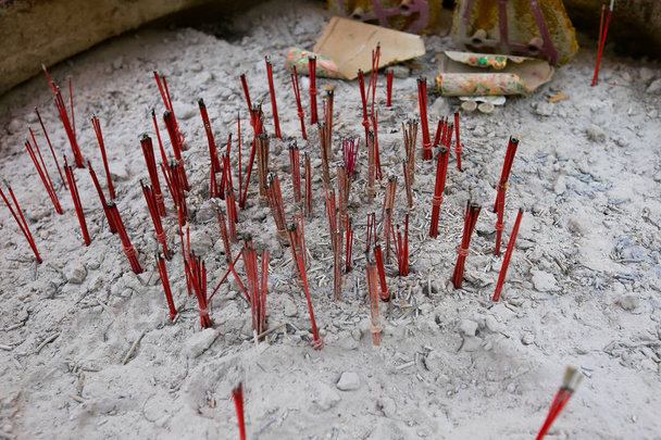 quemar varillas de incienso en un templo budista  - Foto, Imagen