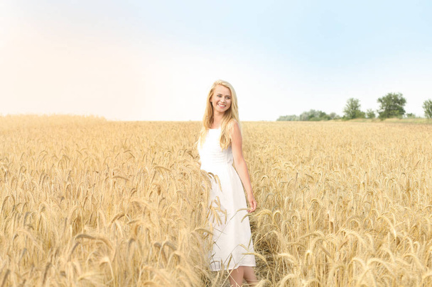 Young woman in wheat field - Foto, Bild