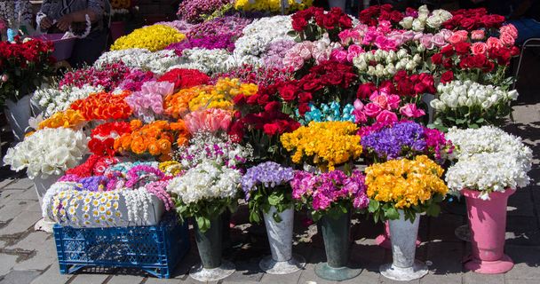 Verse kleurrijke bloemen zetten in de vazen - Foto, afbeelding