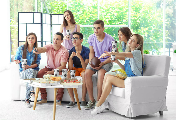 Друзі дивляться телевізор вдома
 - Фото, зображення