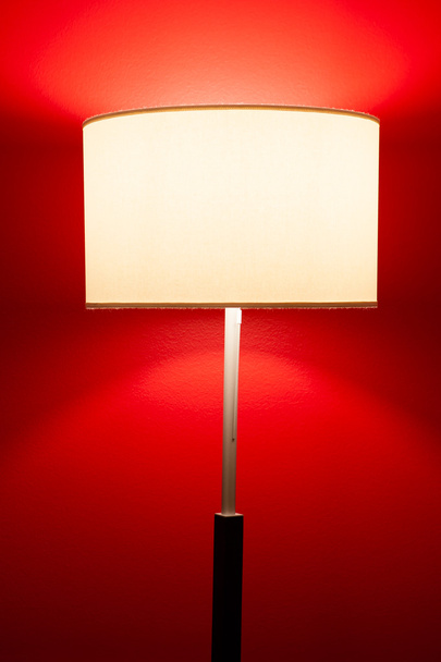 lámpara interior en rojo
 - Foto, imagen