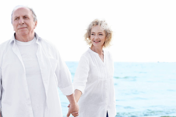 Счастливая старшая пара в море
 - Фото, изображение