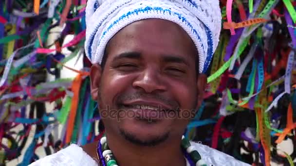 Πορτρέτο του ιερέα Candomble άνθρωπος στην εκκλησία Bonfim στο Σαλβαδόρ, Μπαϊα, Βραζιλία - Πλάνα, βίντεο