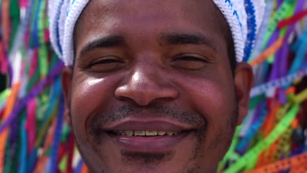 Portret van Candomble priester Man op Bonfim kerk in Salvador, Bahia, Brazilië - Video